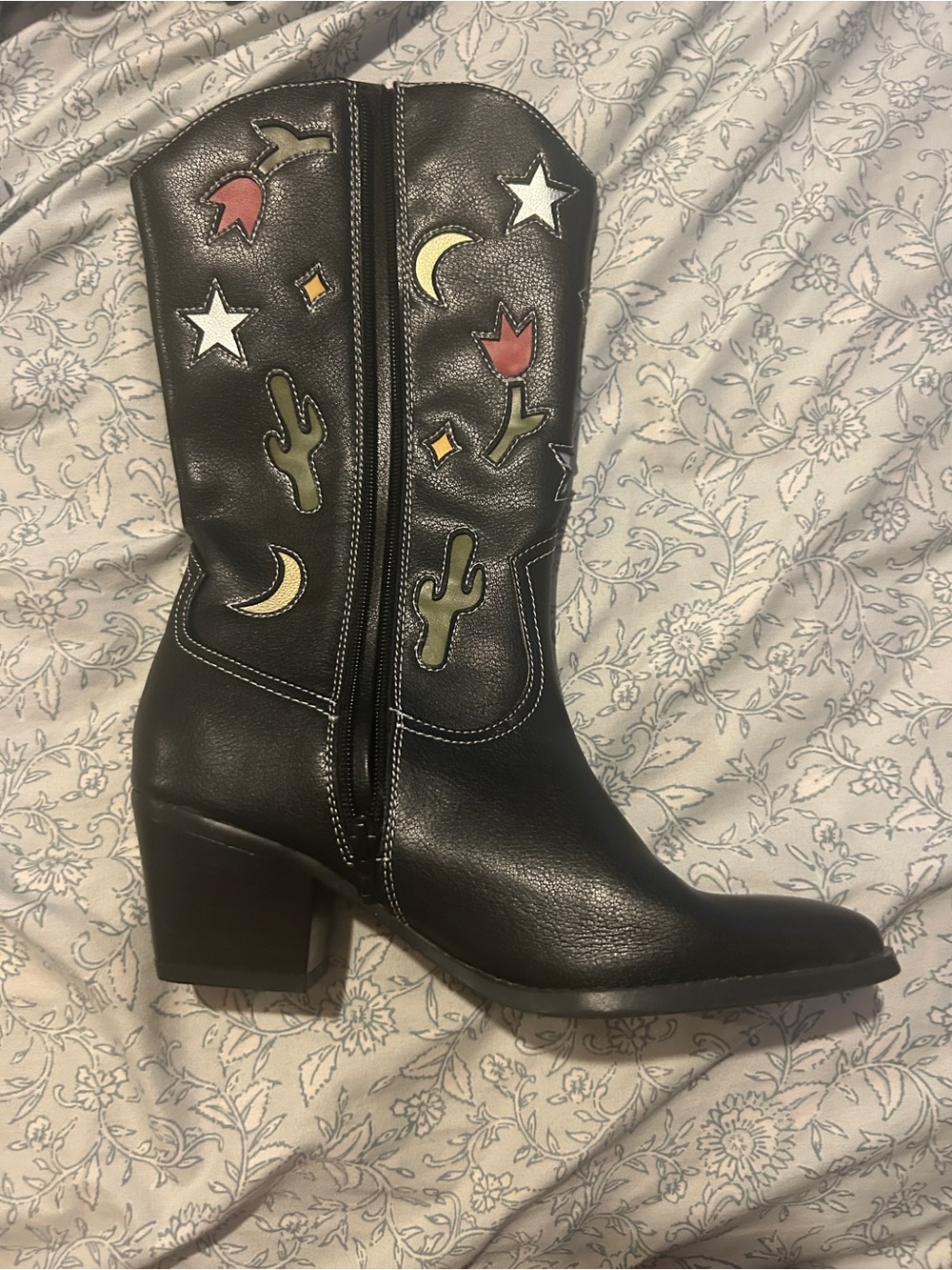 Black Women's Embroidered Western Boots - Stylish Cowboy Fashion - Picture 3 of 7